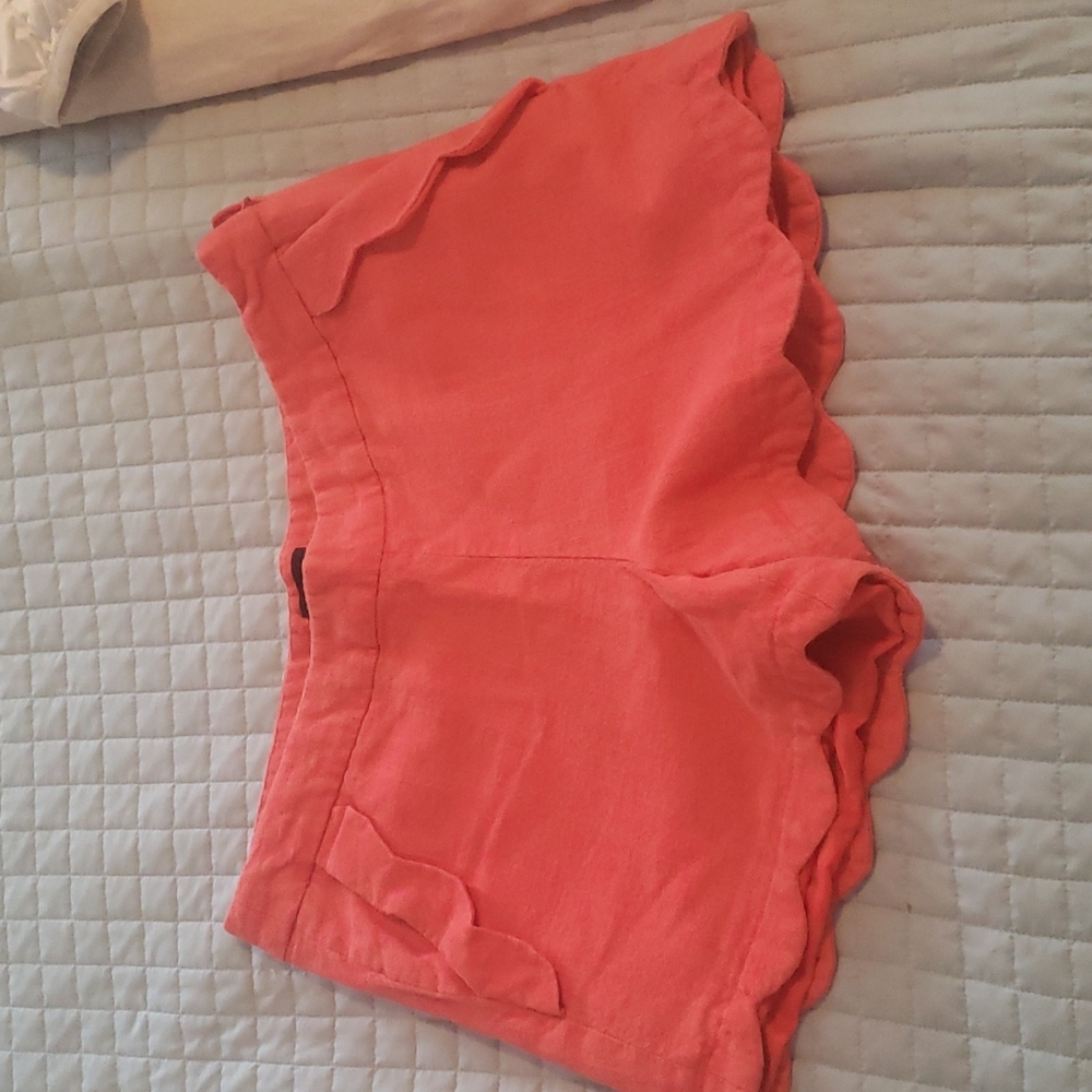 Scalloped detailed orange shorts